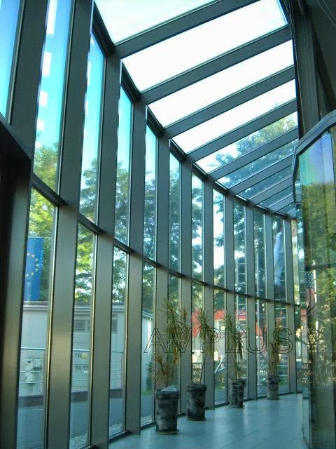 folia przeciwsłoneczna wewnetrzna zamontowana w hollu